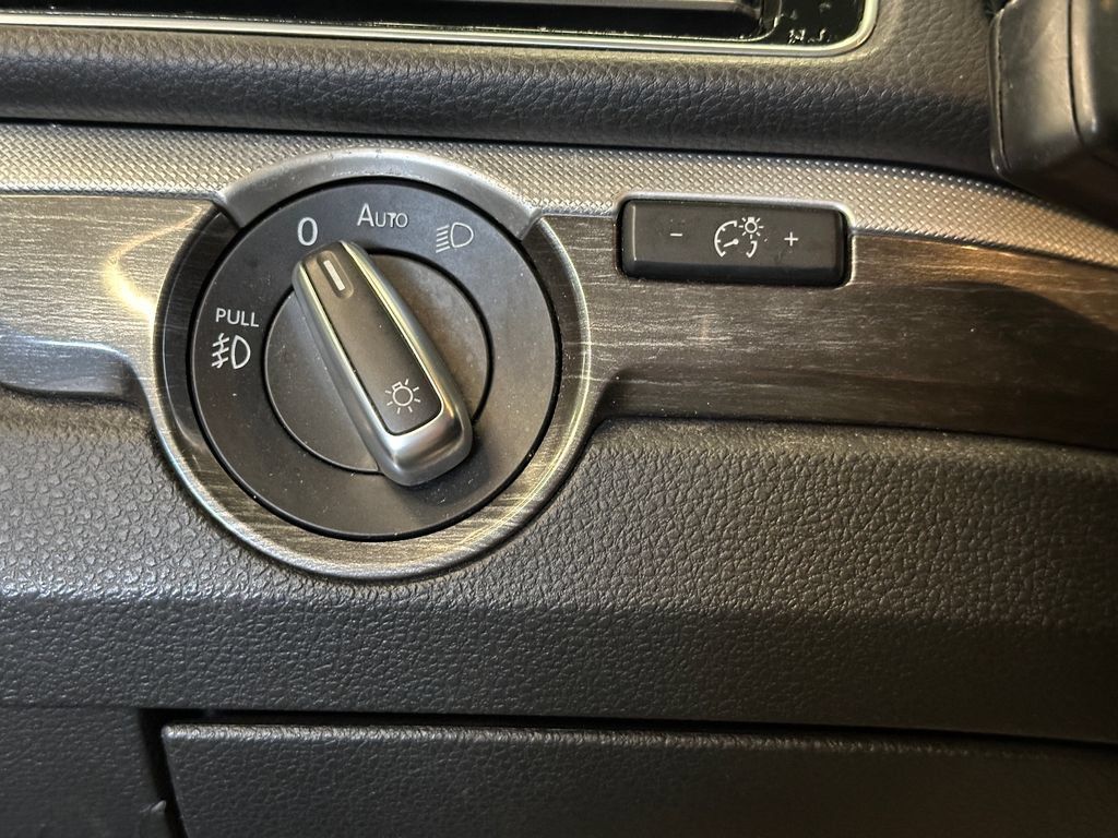 Used 2018 Volkswagen Passat 2.0T SE FWD image 15
