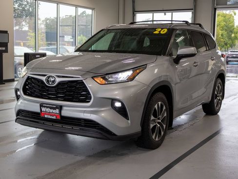 Used 2020 Toyota Highlander XLE AWD/4WD image 3