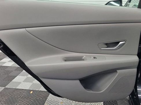 Used 2025 Hyundai Elantra SE image 17