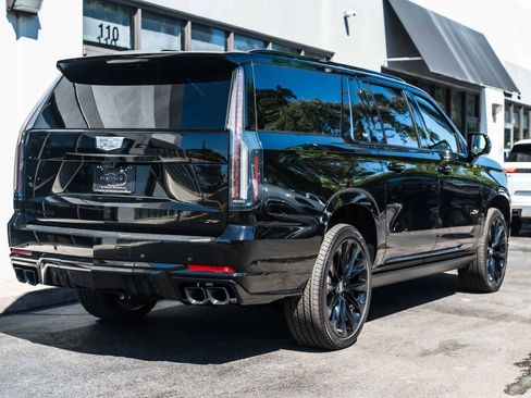 Used 2026 Cadillac Escalade ESV V w/ LPO, ONYX Package AWD/4WD image 9