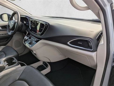 Used 2024 Chrysler Pacifica Touring-L FWD image 25