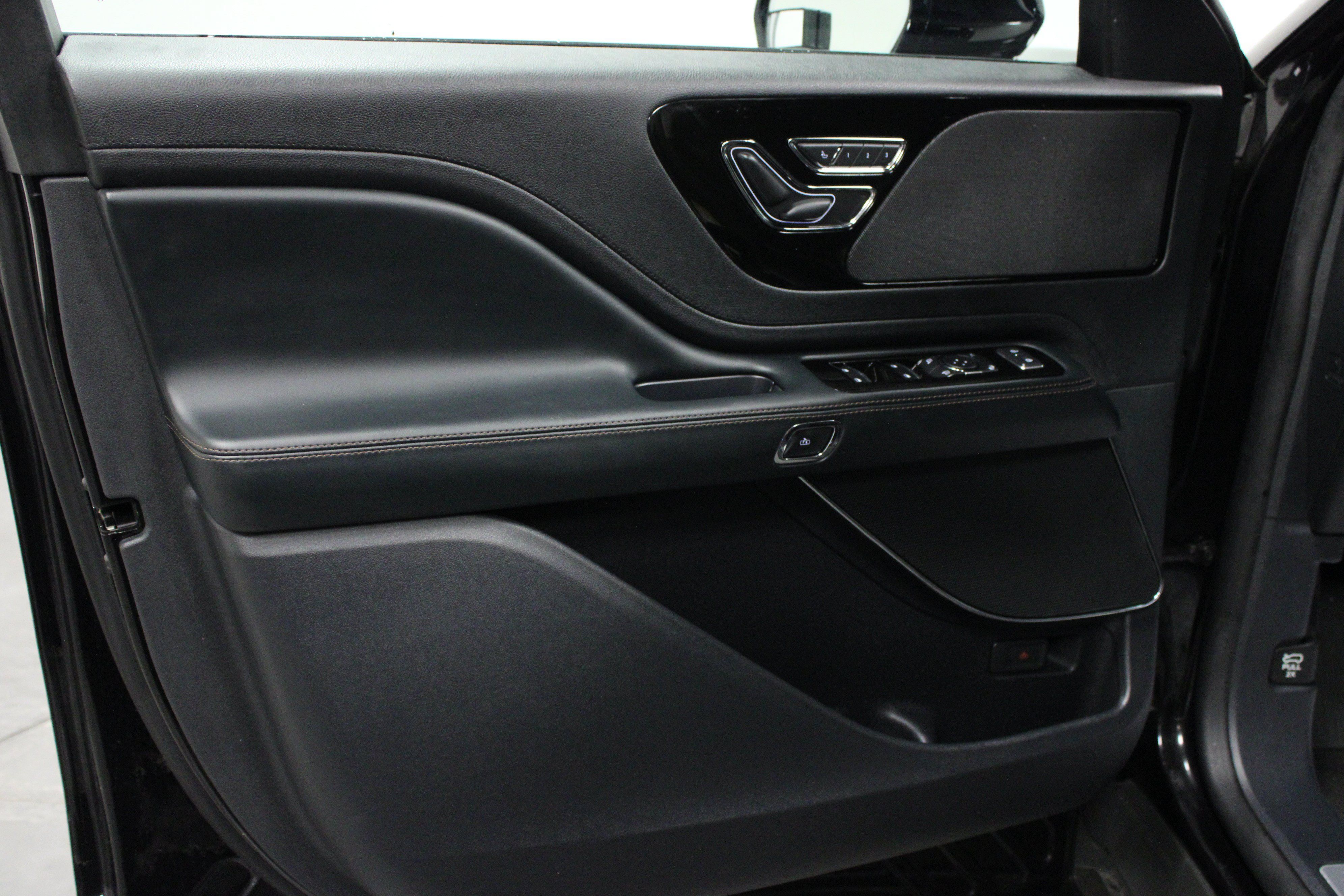 Used 2025 Lincoln Aviator AWD image 11