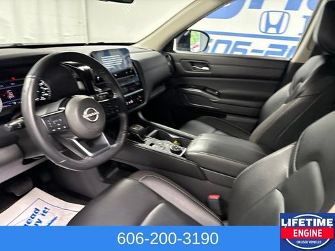Used 2024 Nissan Pathfinder SL AWD/4WD image 24