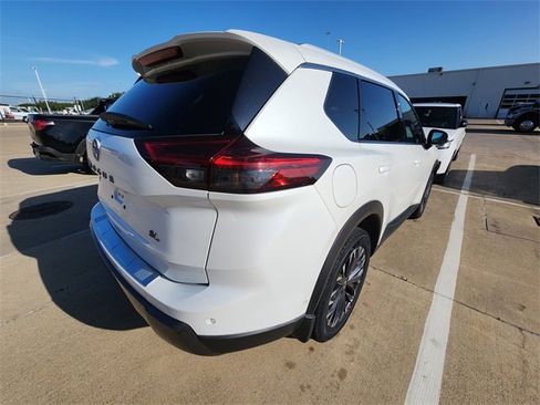 Used 2025 Nissan Rogue SL w/ Tech Package FWD image 4