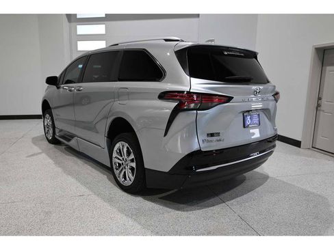 Used 2024 Toyota Sienna Platinum FWD image 8