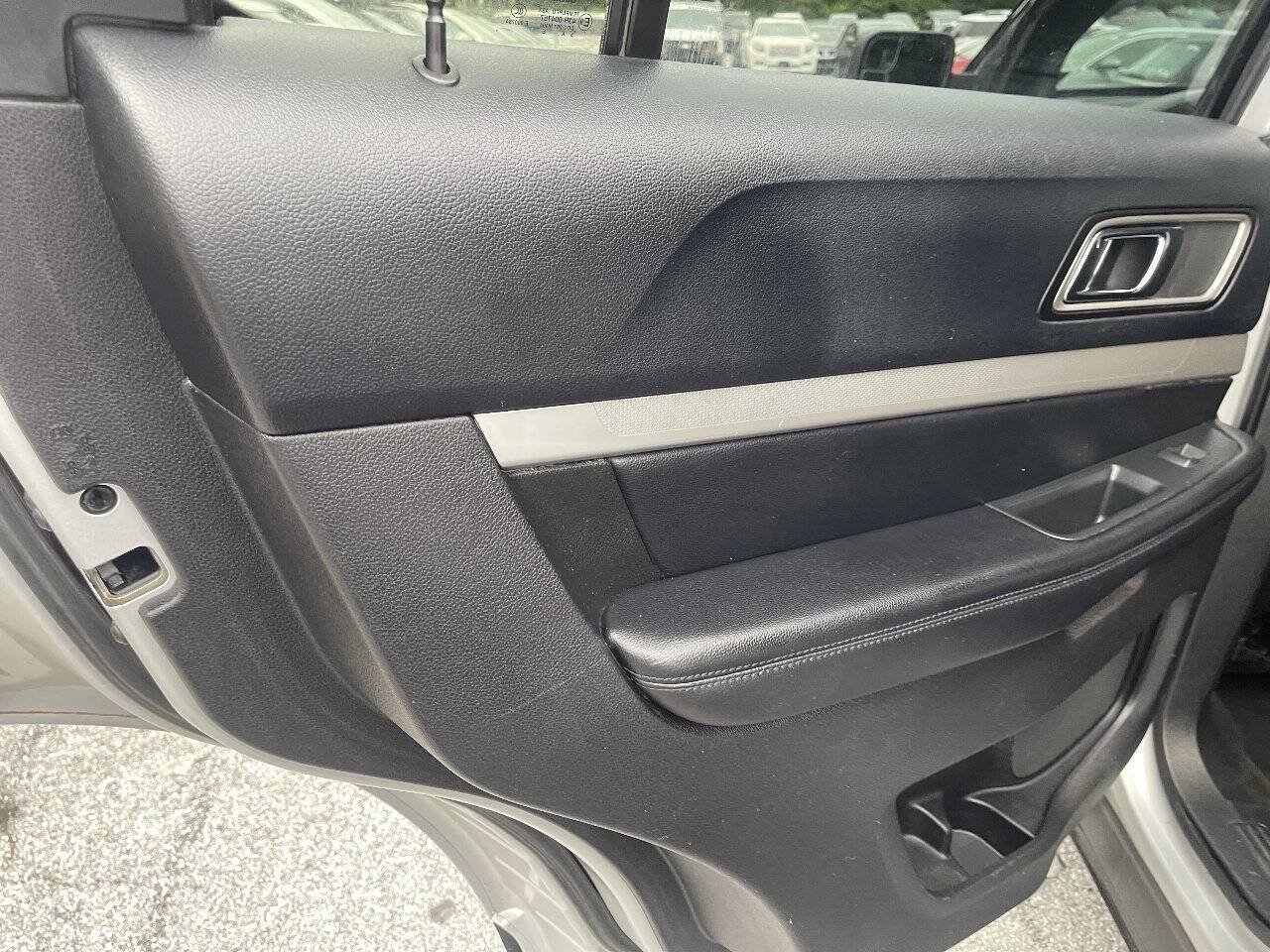 Used 2016 Ford Explorer XLT AWD/4WD image 17