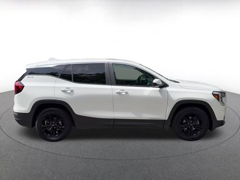 Used 2024 GMC Terrain SLE FWD image 16