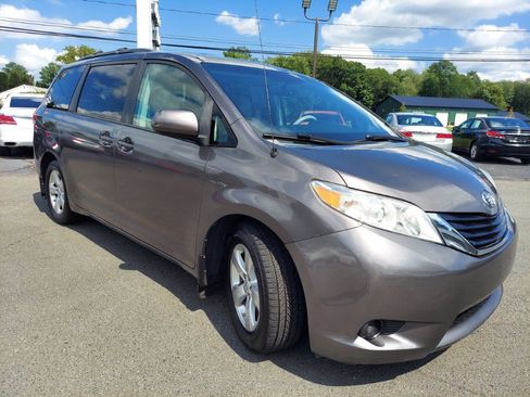 Used 2014 Toyota Sienna LE FWD image 3
