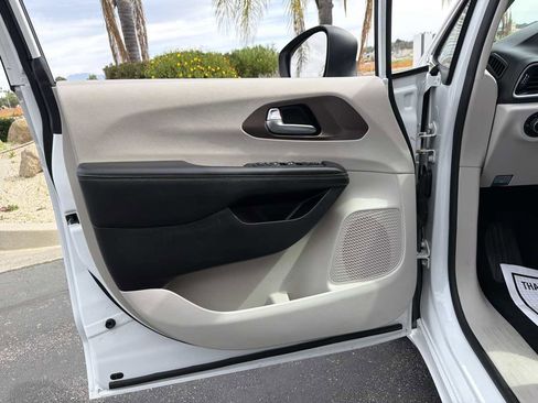 Used 2022 Chrysler Voyager LX image 27
