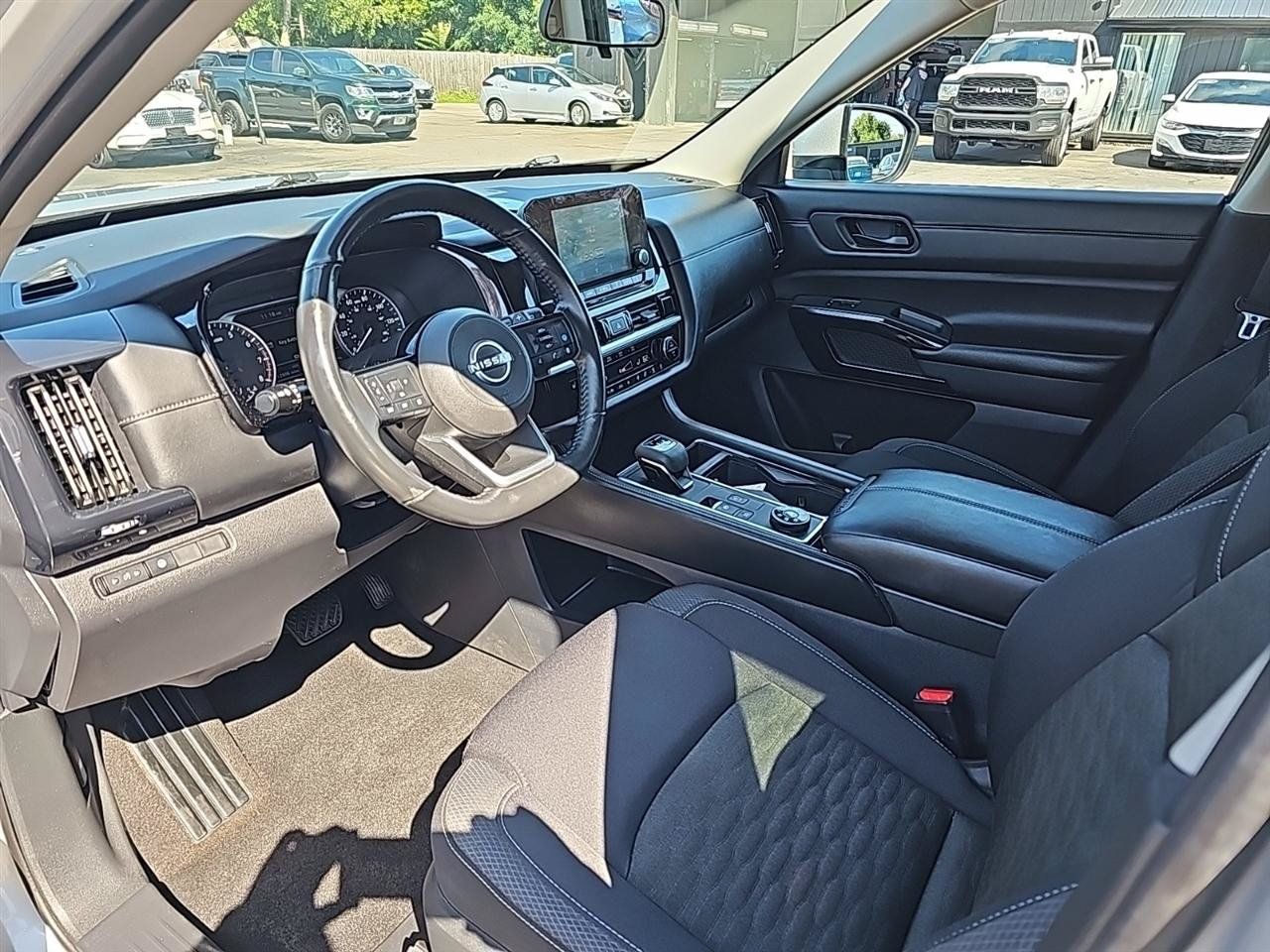 Used 2023 Nissan Pathfinder SV w/ Black Appearance Package AWD/4WD image 9