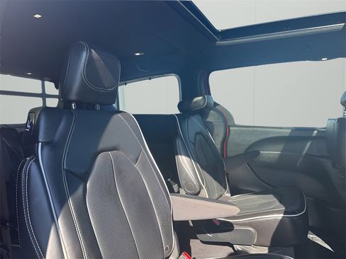 Used 2025 Chrysler Pacifica Limited image 17