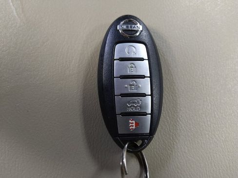 Used 2017 Nissan Pathfinder Platinum FWD image 32