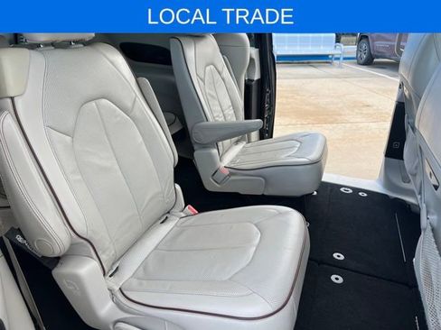Used 2017 Chrysler Pacifica Limited image 19