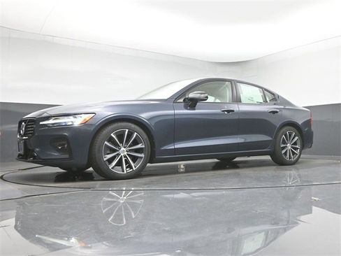 Used 2022 Volvo S60 B5 Momentum w/ Premium Package image 38