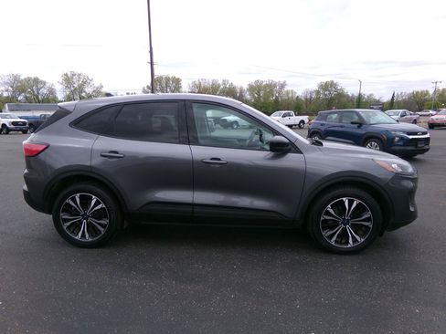 Used 2022 Ford Escape SE w/ SE Sport Appearance Package AWD/4WD image 2