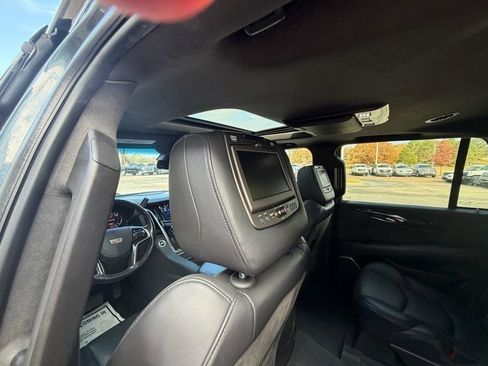 Used 2019 Cadillac Escalade Platinum image 16
