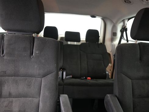 Used 2019 Dodge Grand Caravan SE w/ UConnect Hands-Free Group FWD image 11