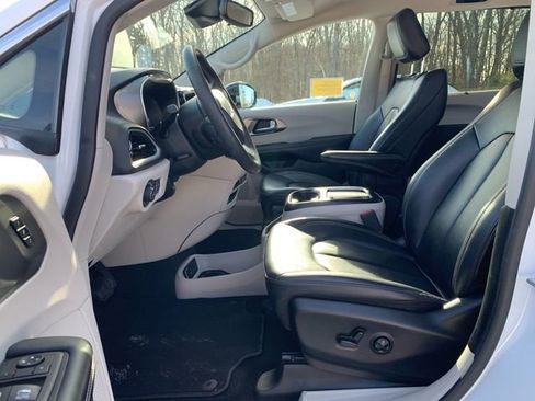 Used 2024 Chrysler Pacifica Touring-L image 40