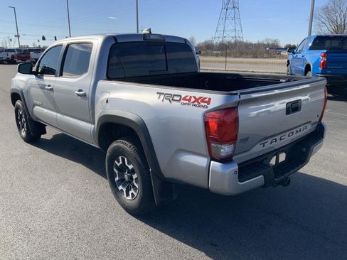 Used 2017 Toyota Tacoma TRD Off-Road image 10