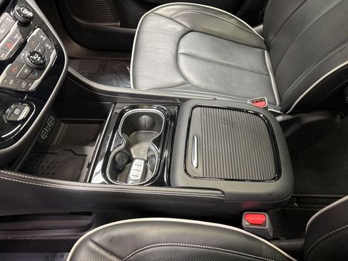 Used 2025 Chrysler Pacifica Limited image 28