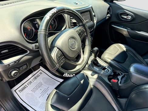 Used 2019 Jeep Cherokee Latitude Plus FWD image 24