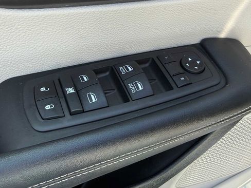 Used 2023 Chrysler Pacifica Touring-L FWD image 12