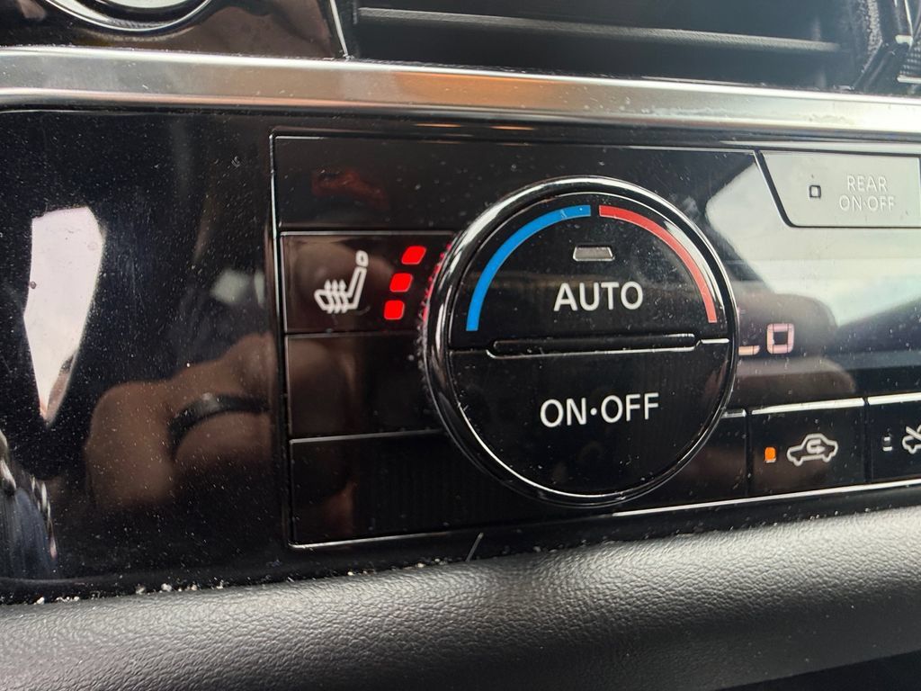 Used 2025 Nissan Pathfinder SL AWD/4WD image 33