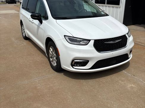 Used 2024 Chrysler Pacifica Touring-L FWD image 2