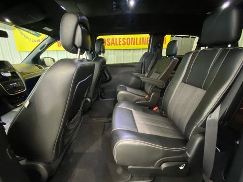 Used 2015 Chrysler Town & Country S image 14