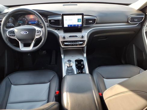 Used 2023 Ford Explorer XLT w/ Equipment Group 202A image 7