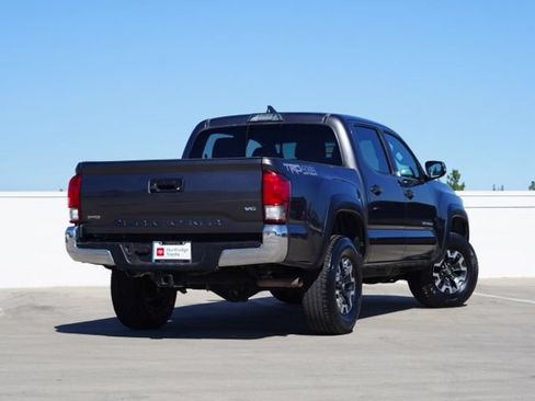 Used 2017 Toyota Tacoma TRD Off-Road AWD/4WD image 5