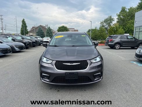 Used 2023 Chrysler Pacifica Touring-L FWD image 2