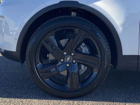 Used 2025 Land Rover Discovery S image 32