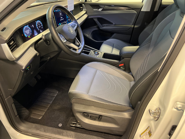 Used 2025 Volkswagen Tiguan SE FWD image 7