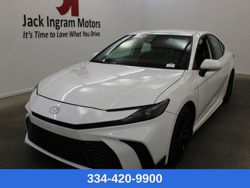 Used 2025 Toyota Camry SE FWD image 1