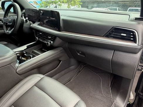 Used 2025 Chevrolet Suburban LT w/ Comfort Package RWD image 15