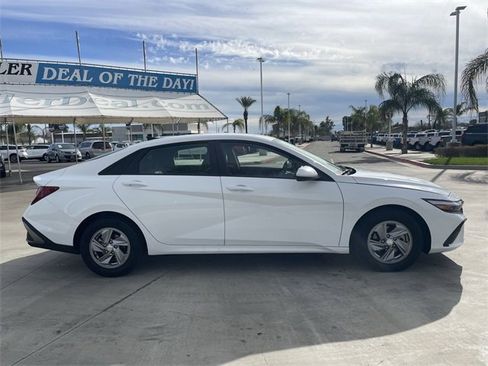 Used 2025 Hyundai Elantra SE image 9