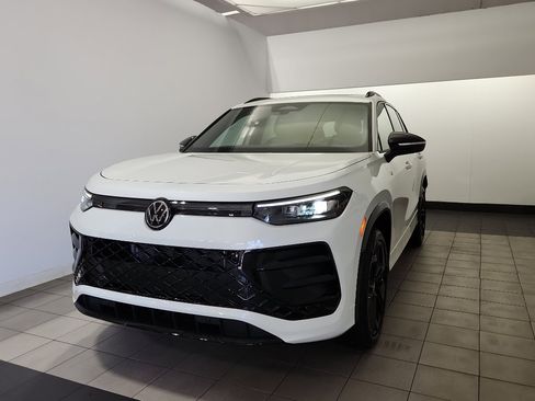 New 2025 Volkswagen Tiguan SE R-Line image 2