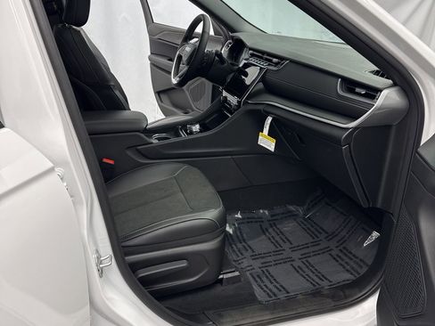 New 2025 Jeep Grand Cherokee Altitude AWD/4WD image 28