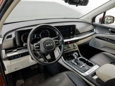 Used 2023 Kia Carnival LX FWD image 4