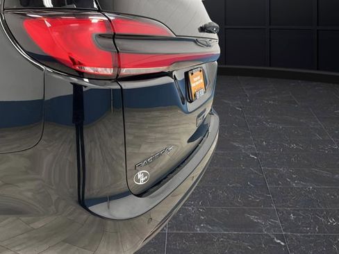 Used 2025 Chrysler Pacifica Limited image 35