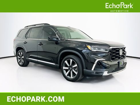 Used 2025 Honda Pilot Touring image 1
