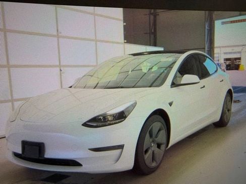 Used 2023 Tesla Model 3 Standard Range RWD image 4