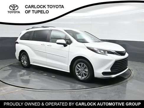 Used 2022 Toyota Sienna LE image 5