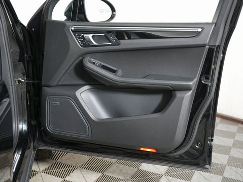 Certified 2018 Porsche Macan image 36