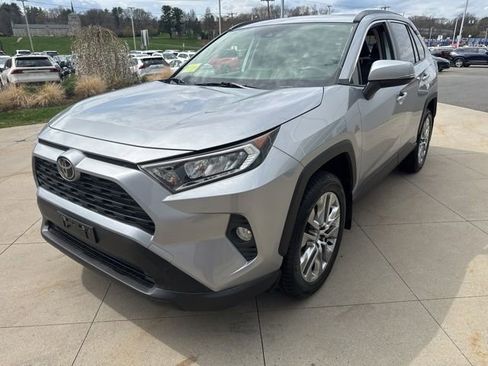 Used 2020 Toyota RAV4 XLE Premium image 3
