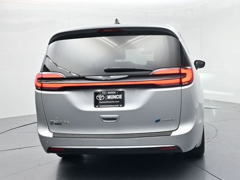 Used 2024 Chrysler Pacifica Limited FWD image 7