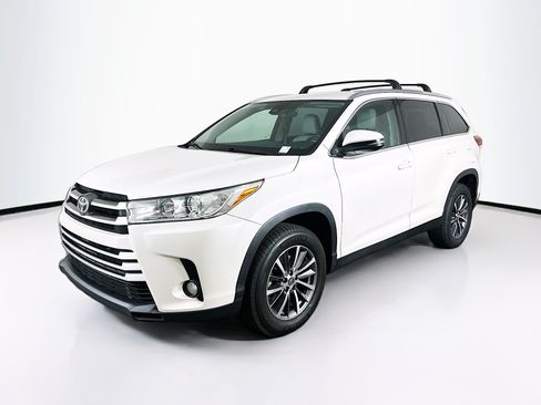 Used 2019 Toyota Highlander XLE FWD image 3