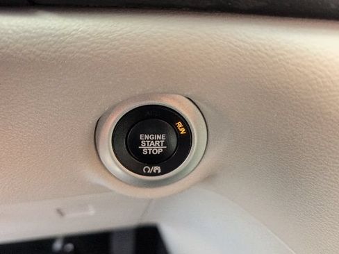 Used 2023 Chrysler Pacifica Touring-L FWD image 28