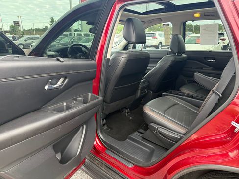 Used 2022 Nissan Pathfinder Platinum w/ Cargo Package FWD image 18